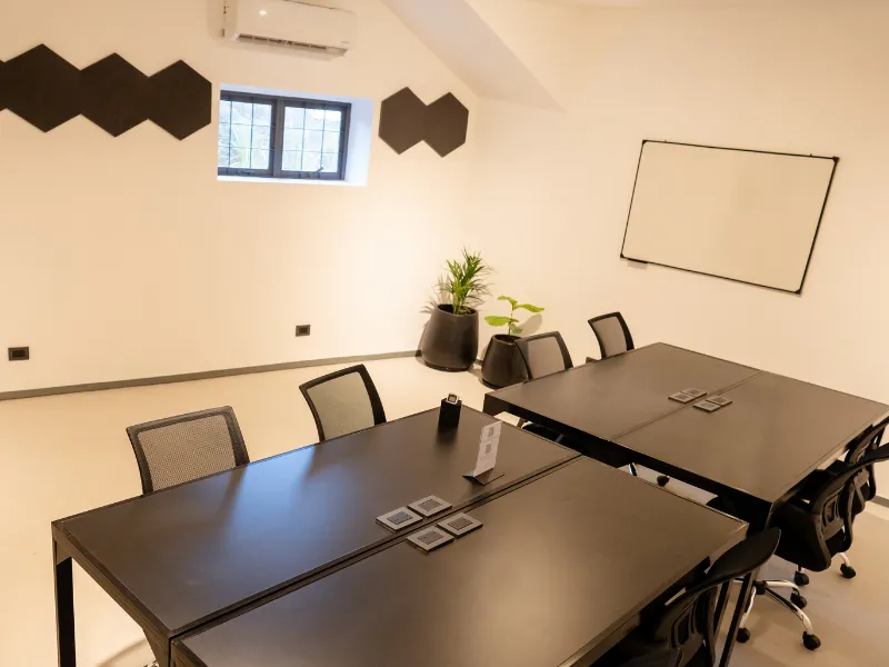 Casa Fader Coworking Oficina privada 12 puestos sala 6 2 11zon